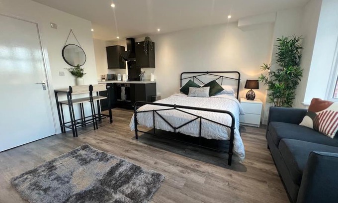 Cribbs Causeway Apartment | Abbotsbury 1 bed studio opposite UWE free parking