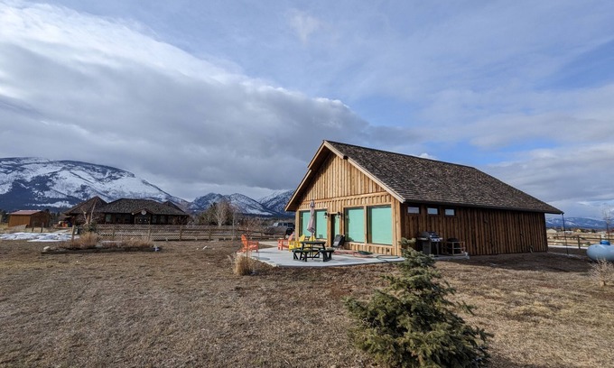 Grantsdale Cabin | ABC acres' Range View Cabin - Agritourism & Adventure in MT's Bitterroot Valley!