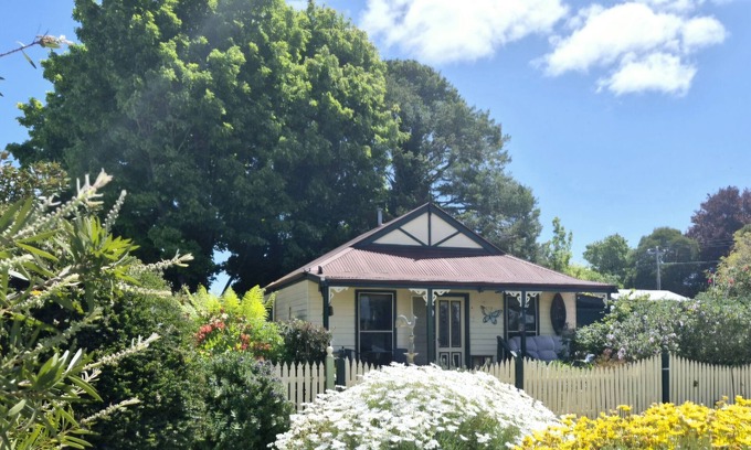 Daylesford Cottage | Abelia Cottage of Daylesford Botanical
