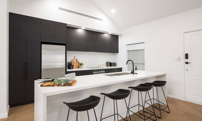 Mount Gambier House | Abode - Luxury Accommodation Central Mount Gambier - Free wifi - Park Views