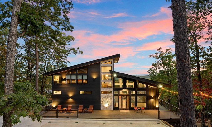 Broken Bow Cabin | Above & Beyond-BRAND NEW Ultra-Chic Luxe Cabin w/Soaring views! Sleeps 26