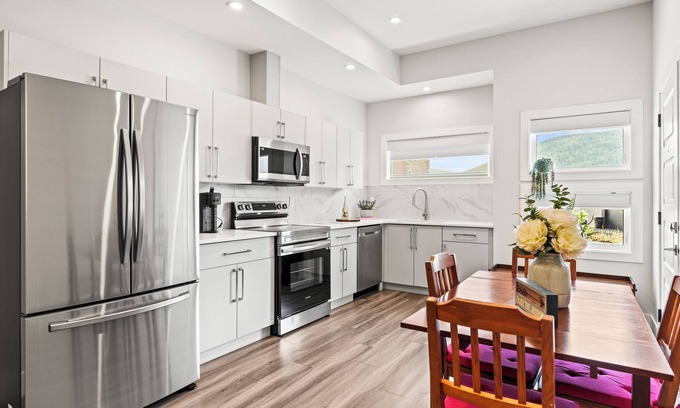 Foothills Apartment | Above it all - 2 Bed, Lower Suite on Silver Star