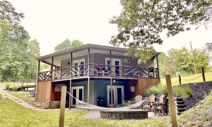 Jamestown Cottage | Above J’town Marina, LCKY. boat parking. 3 full baths. pool table. pet friendly.