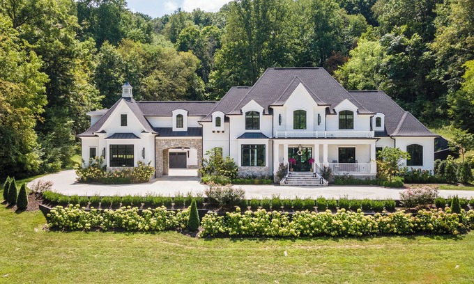 Franklin House | Above Nashville Beyond I Pool Slide & Spa I Putting GreenI GameroomI Services