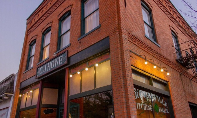 Brownsville Apartment | Above wine shop! Near OSU/UO! Walk to Park/River, Tiered $ for 2-12 & 3 King