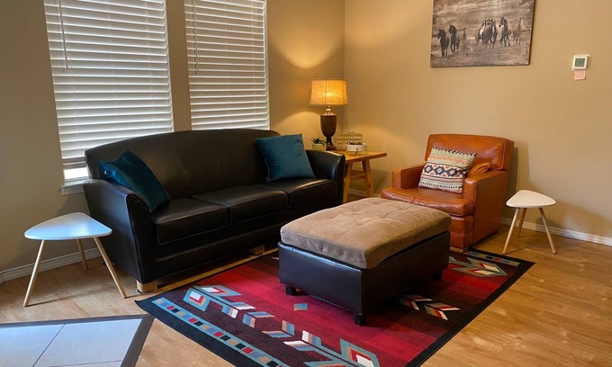 Uptown Condo | ABQ Uptown Condo near I-40, 2bd/1ba, AC!