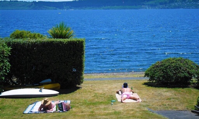 Two Mile Bay House | Absolute lakefront holiday house