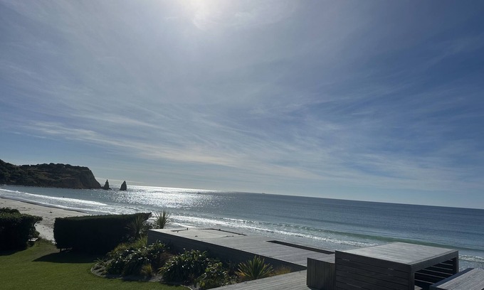 Otago House | ABSOLUTE BEACHFRONT LUXURY ACCOMODATIONnEntire home with Private Beach Access
