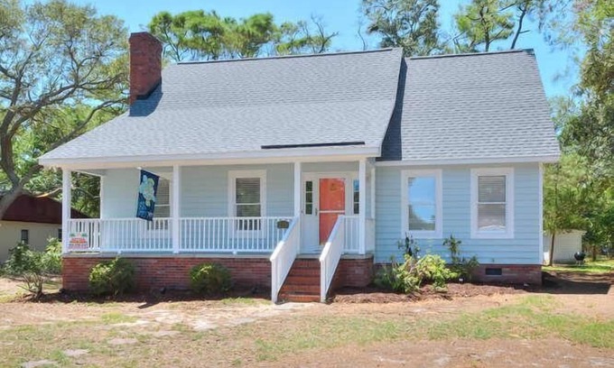 Yaupon Beach House | Absolutely Beautiful 3 BR/2.5 BA Beach Cottage-1 Minute to BEACH-PETS-Sleeps 8