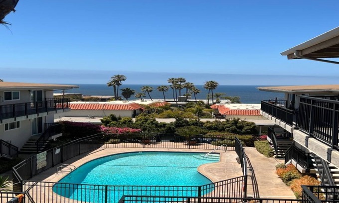 Del Mar Condo | Absolutely gorgeous Oceanview condo steps to the beach!