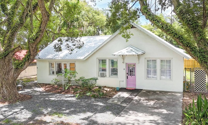 Fruitland Park Cottage | Absolutely stunning 2-bedroom cottage in Fruitland Park.