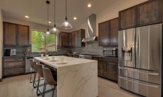 Angora Highlands House | AC, Large Upright Arcade, Dreamy Kitchen, Designer Furnished, Grill, Fast Wifi, Spa – The Glenmore
