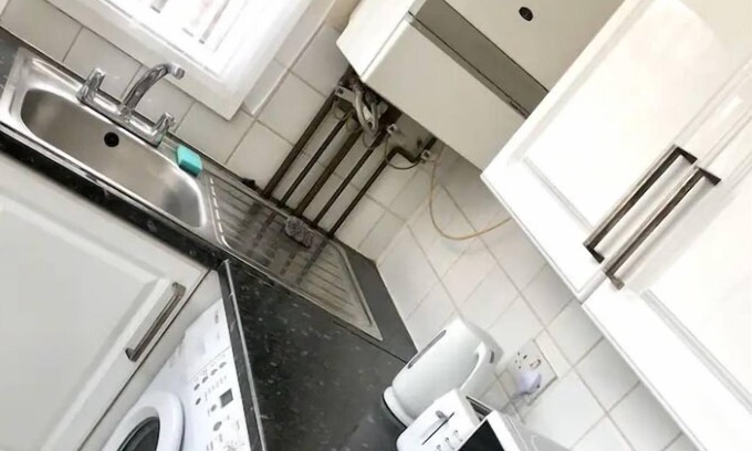 Rochford Apartment | Ac lounge 115 1-Bed Apartment in Rochford