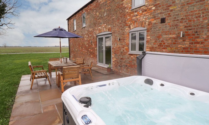 Boston Cottage | ACACIA BARN, pet friendly, with hot tub in Friskney