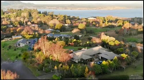 Acacia Bay Bed & Breakfast | Acacia Bay Lodge- Private Manor with Lake and Garden views