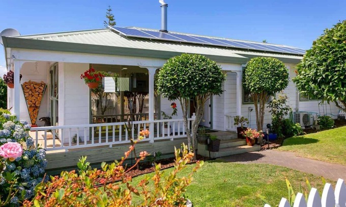 Taupo House | Acacia Retreat with Taupo Views