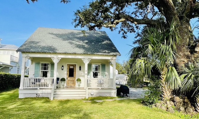 Old Town Cottage | Acadian cottage 1 minute walk to beach, 5 minutes to Old Town BSL! Best location
