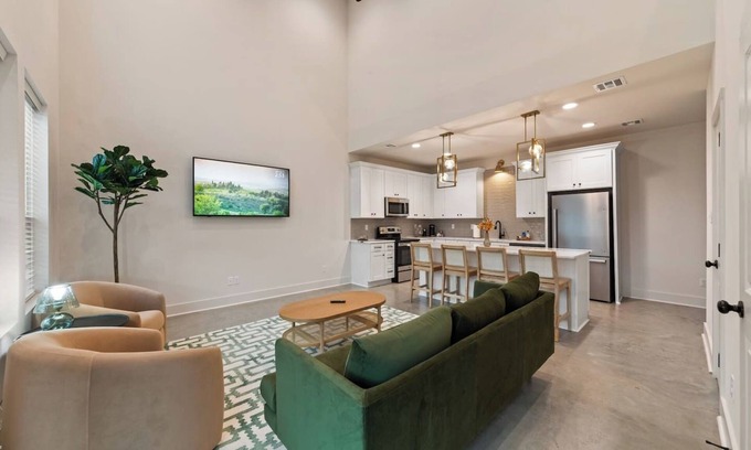 Lafayette House | Acadian House-Cajun Country Gem-King Bed-Fast WiFi