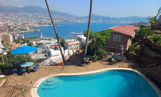 Las Playas House | Acapulco Ocean view 5 room 15 pp house. AC, pool .5 m beach Caleta.