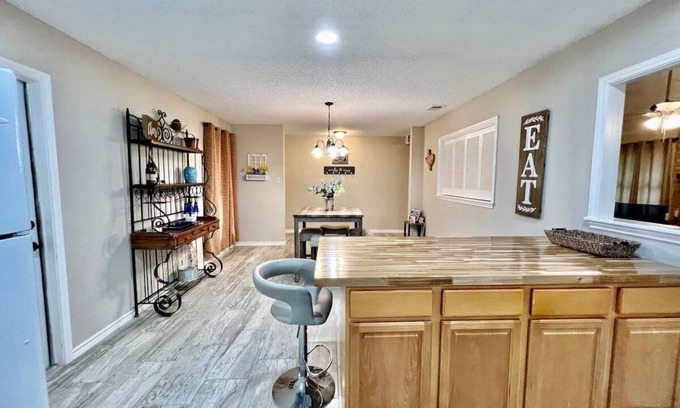 North San Antonio - SAT Cottage | Accessible 3BR Northern Hills Insurance Housing Fast Wi-Fi W/D Long Stay