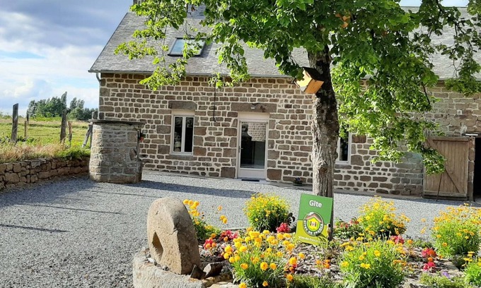 Saint-Fraimbault Cottage | Accessible Country House with Modern Amenities, Near Village & Lake, Pet-friendly, Free EV Charging