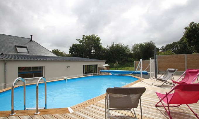 Vesly Cottage | Accessible Family Getaway with Jacuzzi, Pool, and Spacious Living Spaces