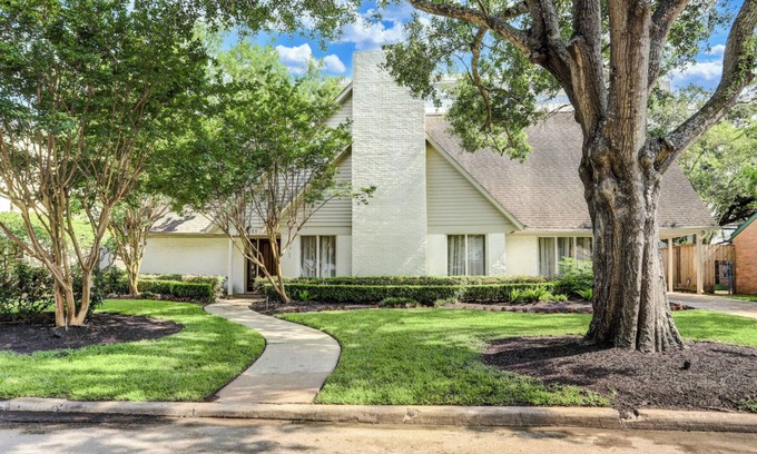 Southgate House | Accessible Home Walking Distance to the Medical Center and Rice University