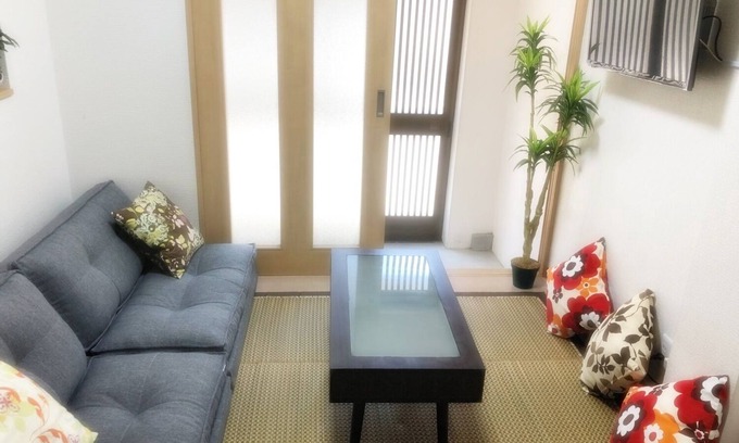 Konohana House | Accommodates 6 people, 45 ㎡ renovated on 2 floors, 3 min. walk from station, 5 min. to USJJ, 5 min. to Umeda, 8 min. to Namba by train, Wifi