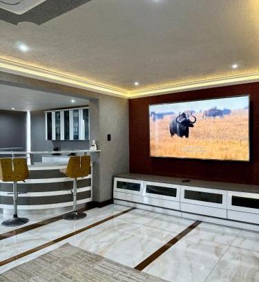 Durban Point Apartment | Accommodation Front - Extraordinary 6 Sleeper Overlooking The Ocean