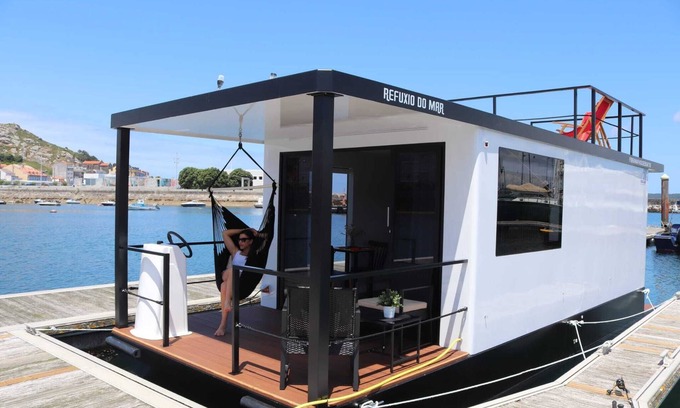 Muxia Boat Rental | Accommodation on a boat with the comforts of a house in Muxía.