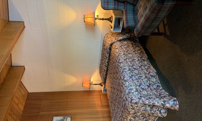 Medicine Hat Hotel | Ace Crown Motel