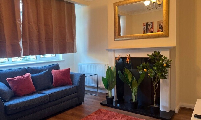 Grays House | Ace Space II |Modern 3Bed Home | Parking | Staff