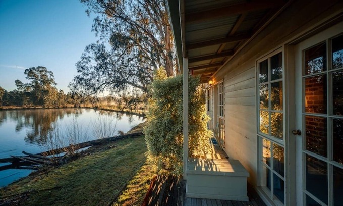 Acheron Cabin | Acheron Valley Country Retreat Lakefront Rooms (LR)