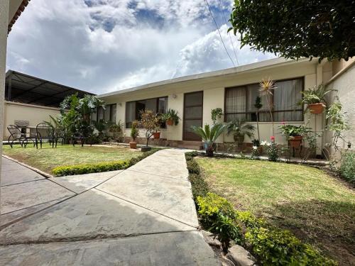 Cochabamba Apartment | Acogedor Dpto. Con Jardin P.Baja