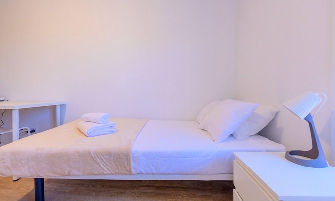 Casco Antiguo Bed & Breakfast | Acogedora habitación cerca al Polideportivo Los Cantos en Alcorcón SAP35C