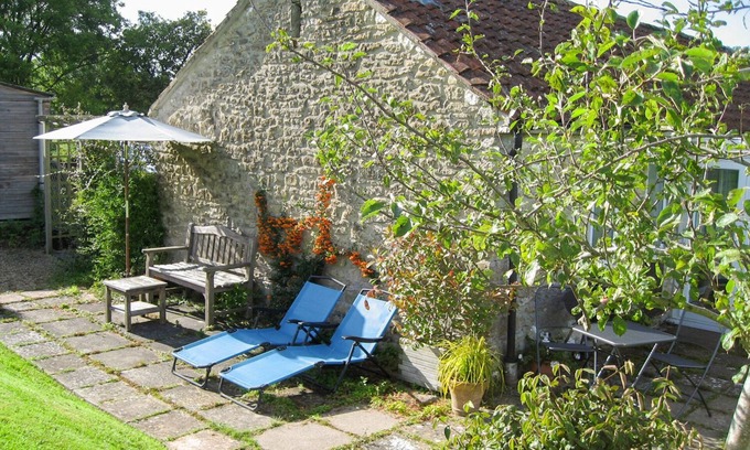 Bruton Cottage | ACORN COTTAGE, pet friendly, country holiday cottage in Bruton