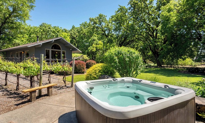 Santa Rosa Cottage | Acorn Cottage: Privacy on 4 Acres in Kenwood