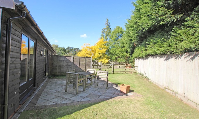 Ashford Cottage | Acorn Cottage - Well equipped cottage in countryside location.