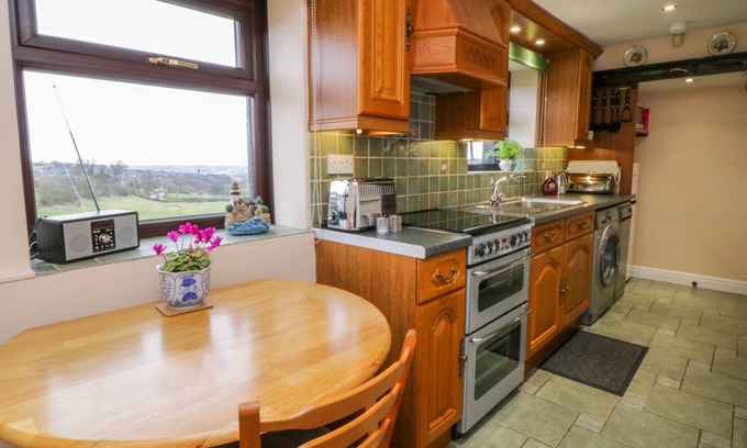 Ogden Cottage | ACORN COTTAGE, with a garden in Thornton, West Yorkshire