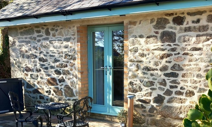 Saint Erth Praze Cottage | Acorn Cottage within easy reach of West Cornwall and the Lizard peninsular.