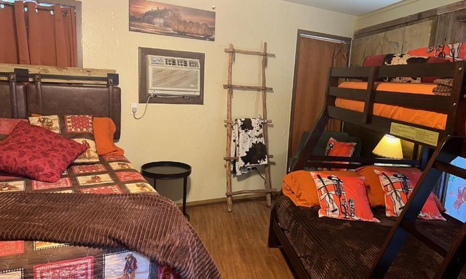 Canton Hotel | Acorn Hideaways Canton Old Western Ranch Hands' Suite