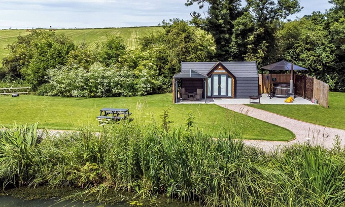 Middleton Cheney Cottage | ACORN LODGE AT BRIDGE LAKE FARM & FISHERY, romantic in Chacombe