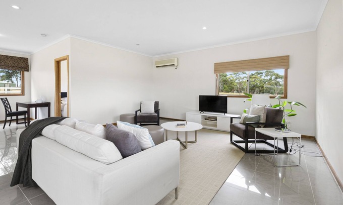 Hastings House | Acreage Farm Stay Cottage by Ready Set Stay