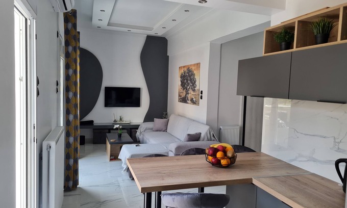 Makrigianni Apartment | Acropolis Lux 2 Bedroom Apt,CBD, H/TUB, fast Wifi-1min from Museum&Metro station