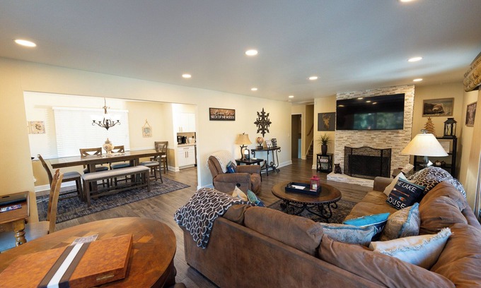 Big Bear Lake Cabin | ACROSS FROM LAKE! 225 FIVE STAR REVIEWS! JACUZZI, POOL TABLE, PACMAN, EV CHARGER