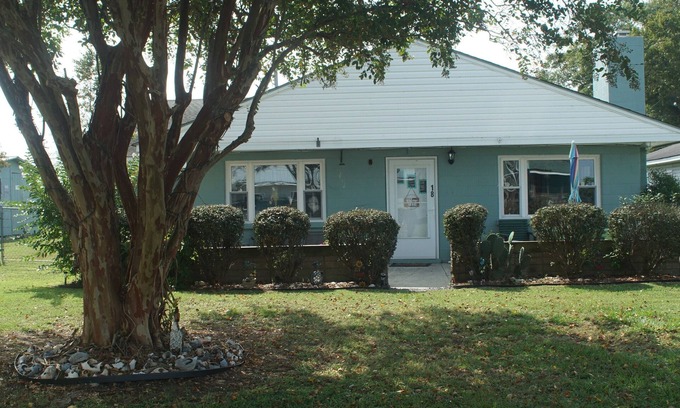 Durants Neck Cottage | Across from the Albemarle Sound. 4-bedroom cottage in Roper, NC. Pet friendly n