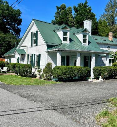 Washington House | Across The INN Entire Colonial House with lovely porch & extremely fast Wi-Fi
