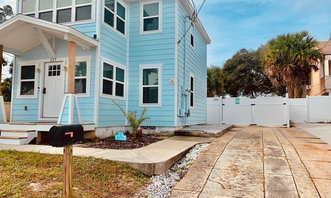 Smith's Memento Apartment | across the street from Ocean Center& walking distanceto BEACH