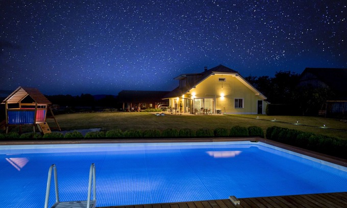 Metlika House | ACTIVE-FAMILY-HOLIDAYS, POOL, SAUNA, near KOLPA RIVER, Free Eletric Car Charger