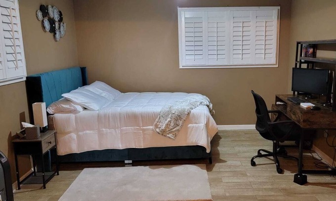 Acworth House | Acworth retreat Cozy space, queen bed, TV, kitchen, modern bath, washer, dryer.